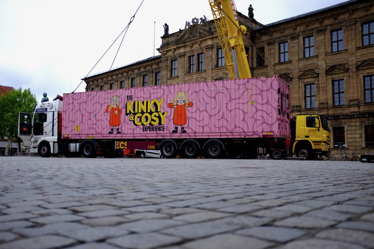 Unloading the container at Erlangen (May 2016).