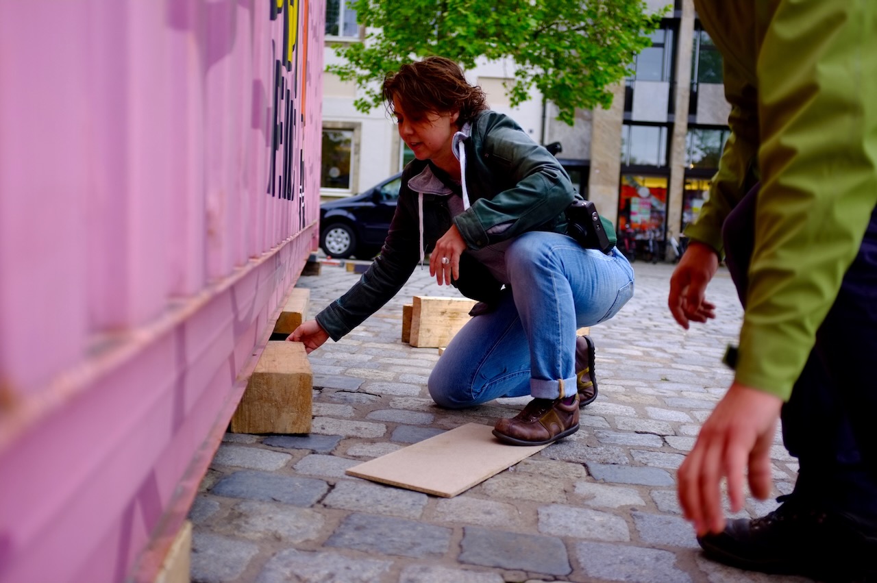 Levelling the container (with Christine Auernheimer from Internationalen Comic Salon Erlangen)