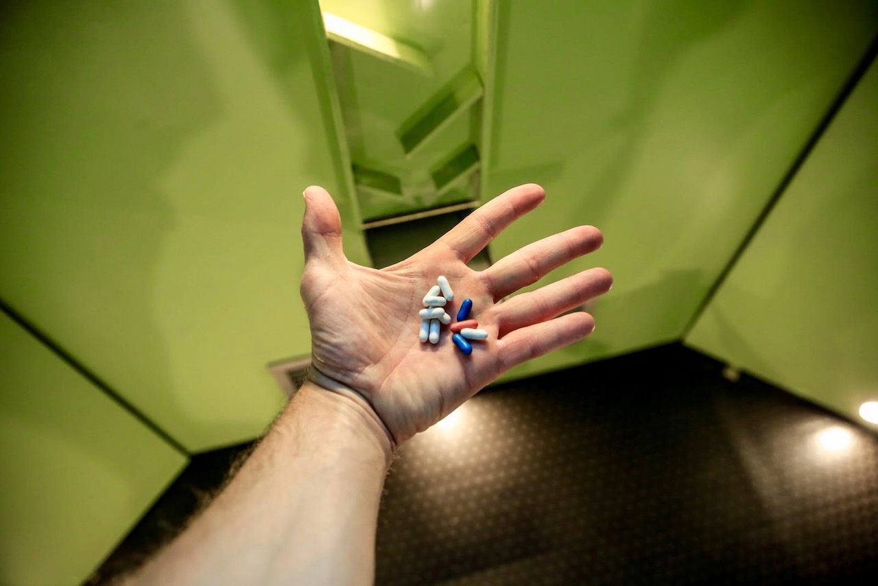 Thanks to magic pills, visitors get the mindset of Kinky & Cosy implanted.