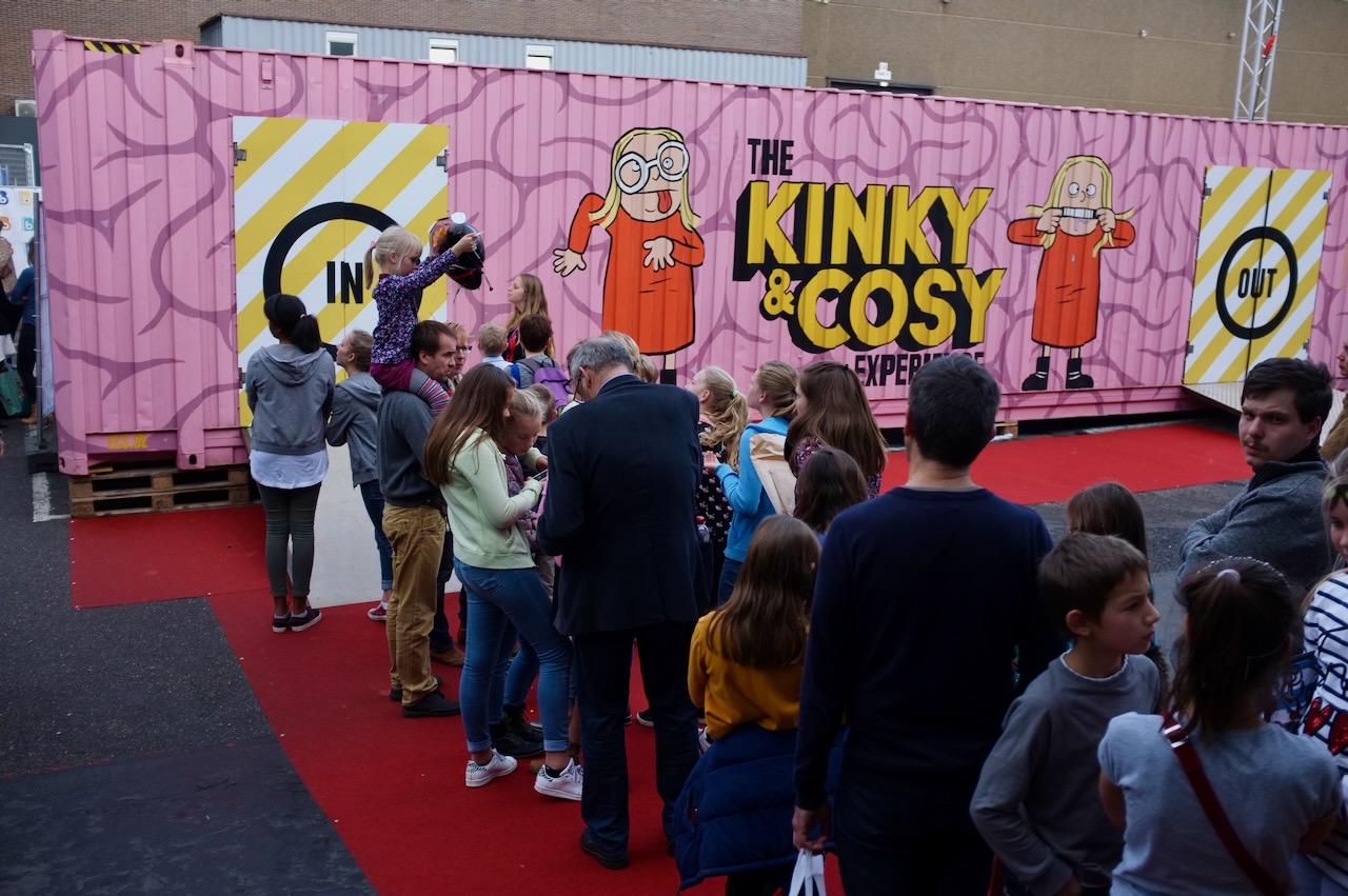 A long queue for a very successful edition at the Antwerp Boekenbeurs in November 2015.