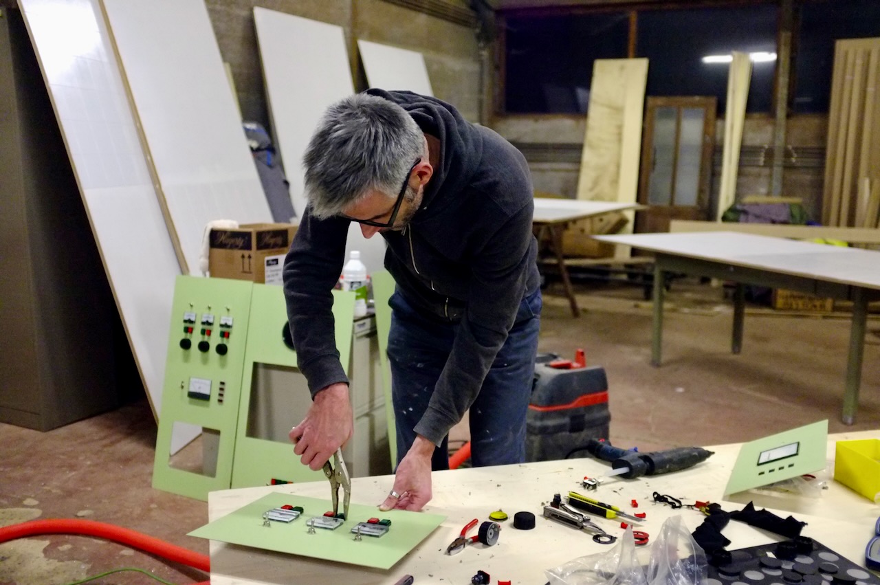 On the inside, a technological marvel is fabricated using hidraulic pistons, discarded washing machines, a vibrating seat, ipads, Led monitors, Boose speakers, a bunch of foam rubber brains and lots of vintage voltmeters.
